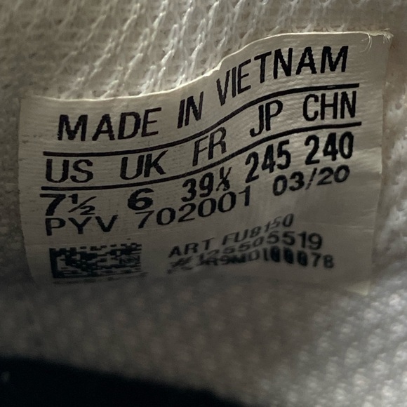 Adidas Women Tennis Shoes in size 7.5US - Picture 5 of 5